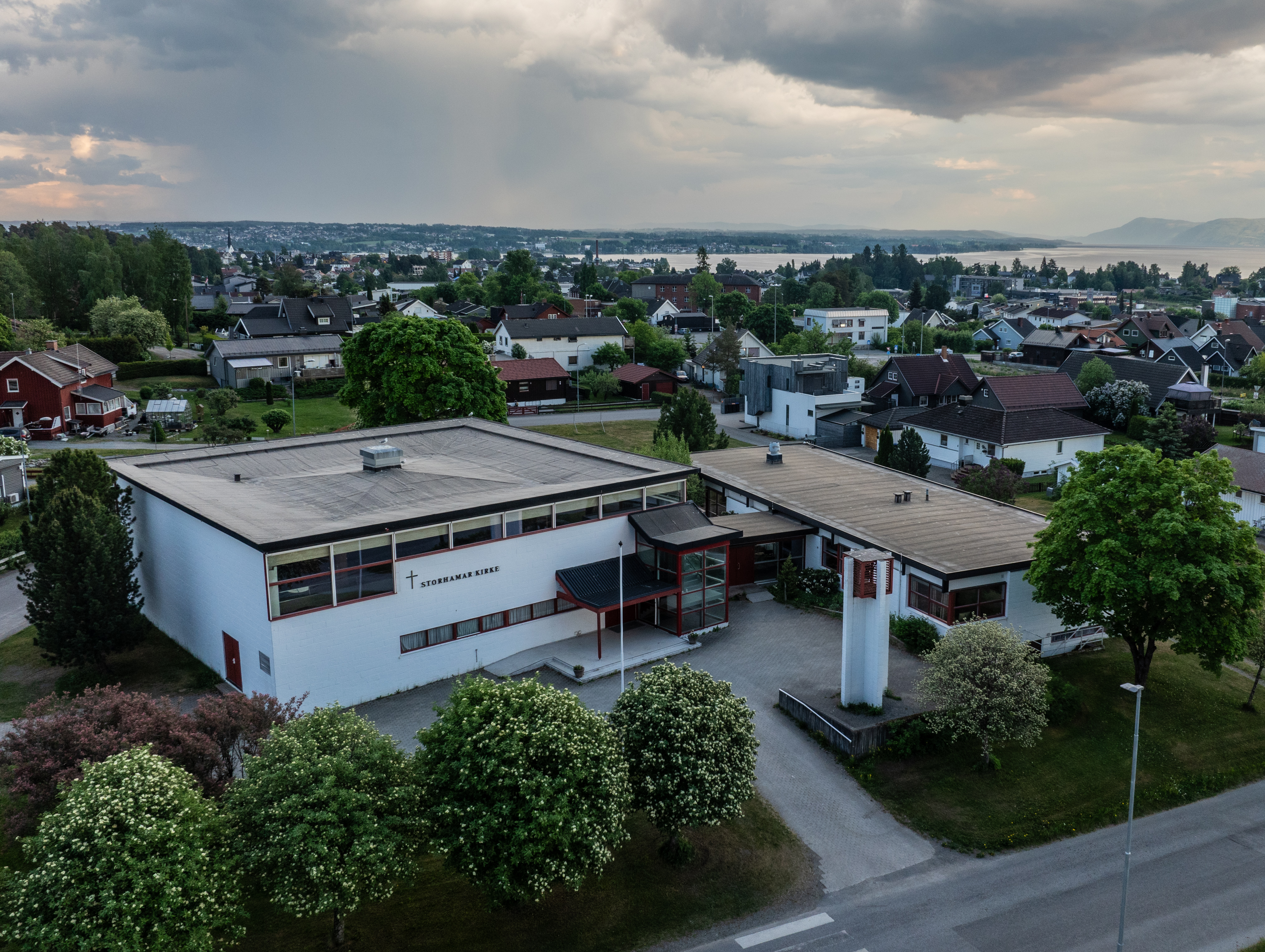 Storhamar kirke utendørs sommerstid